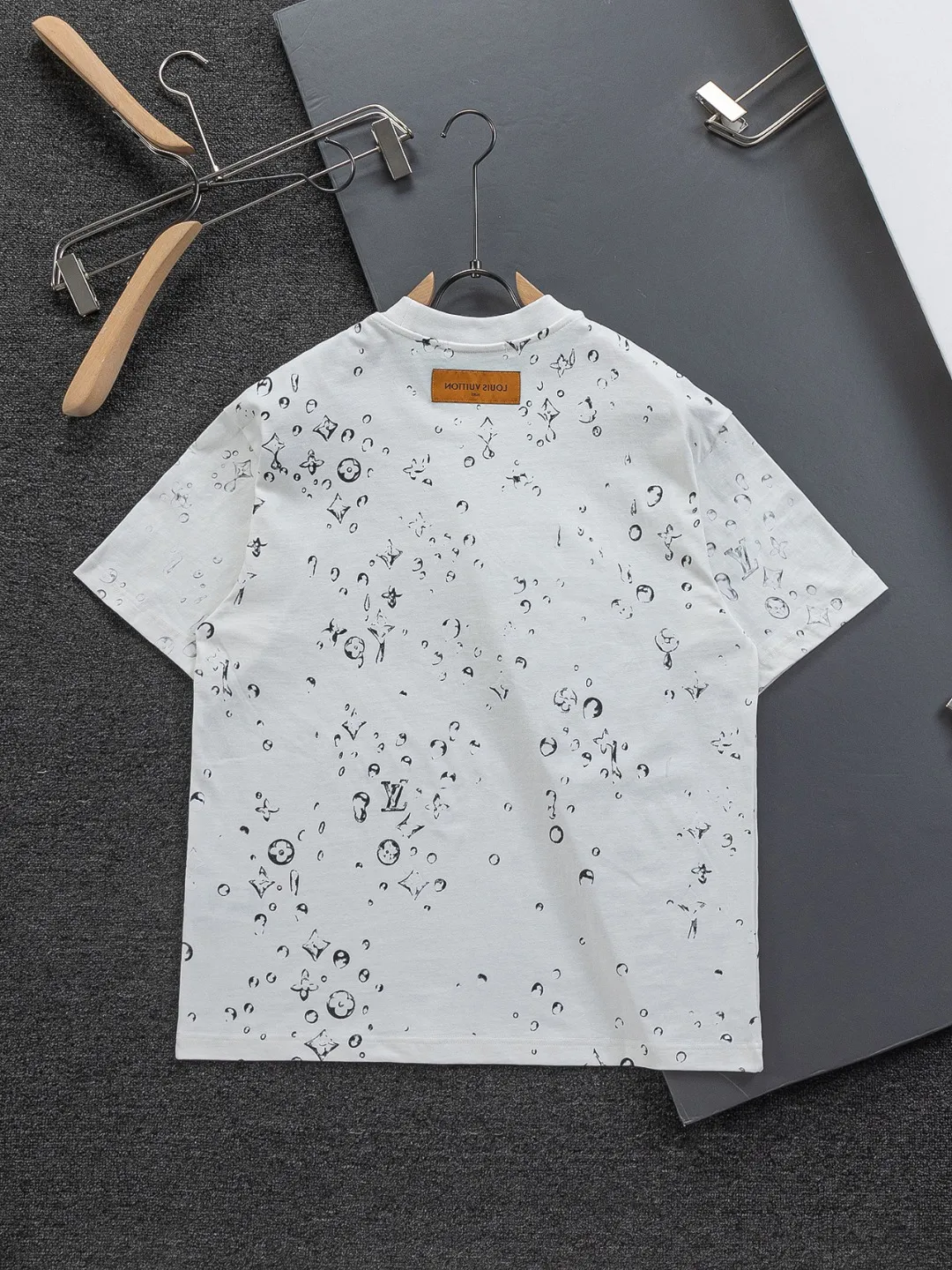 🅿️200 Louis Vuitton 1V LV lv slightly wide version S-XL LV 26ss new products are available at counters simultaneously. Multiple craftsmanship. Gold thread jacquard checkerboard letters on the chest🪡 embroidery. Round neck short-sleeved T-shirt, same style for men and women! Consigned to one-to-one creation. Synchronized with the official website, pure cotton fabrics at the counter! It is close to the skin and comfortable, durable and easy to wear. It has a classic and simple logo design and meticulous original craftsmanship. Short-sleeves, a must-have item for men, do not appear to be the same for the general public, but must be unique and eye-catching. This LV short-sleeve is all about quality, comfort, the same shape and fashion as always, including fabrics and cutting techniques. All of them have been made with great effort! 320 grams of washed pure cotton fabric, pure cotton is breathable, very refreshing and comfortable for daily wear. The rib knitting on the neckline is smooth and tight, and the neckline will not be skewed if you toss it at will. The loose version, you will find that it looks really good on the upper body. The overall is minimalist and neat, super versatile for daily use! Pair it casually with a pair of pants for a youthful look. A T-shirt will make your outfit crazy. It is a fashionable item that can never go wrong! Color: Black White Size: S-XL Size chart: S: Shoulder width 50-Bust 56-Length 70 M: Shoulder width 52-Bust 57-Length 72 L: Shoulder width 54-Bust 59-Length 74 XL: Shoulder width 56-Bust 62-Length 76